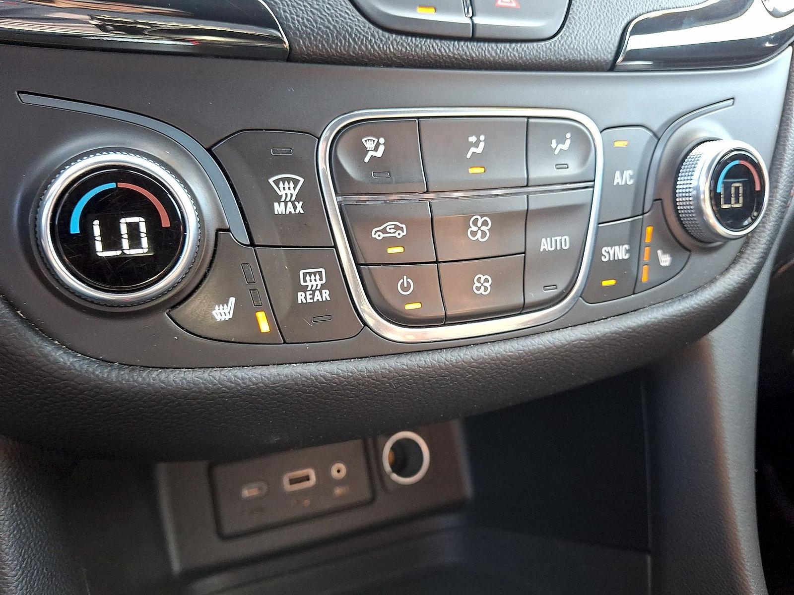 Used 2022 Chevrolet Equinox RS FWD image 19