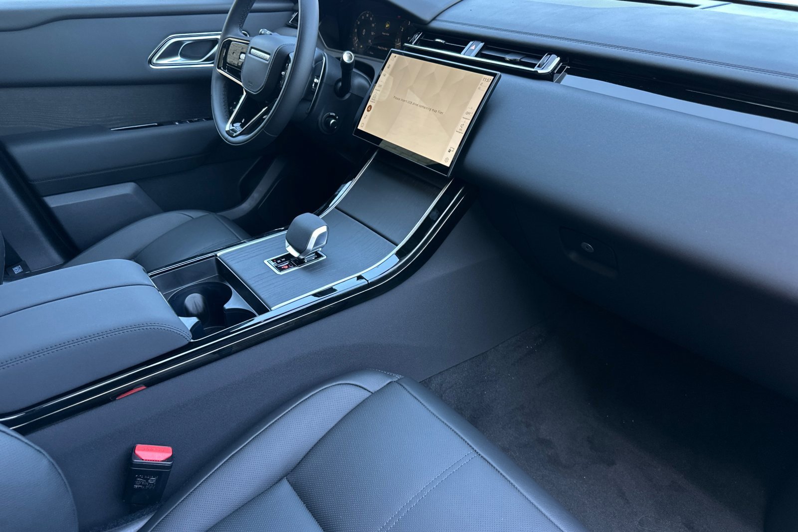 New 2026 Land Rover Range Rover Velar Dynamic SE image 17
