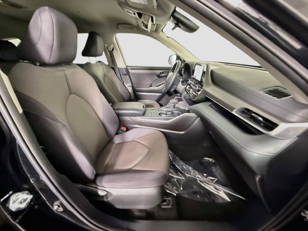 Used 2025 Toyota Highlander LE FWD image 28