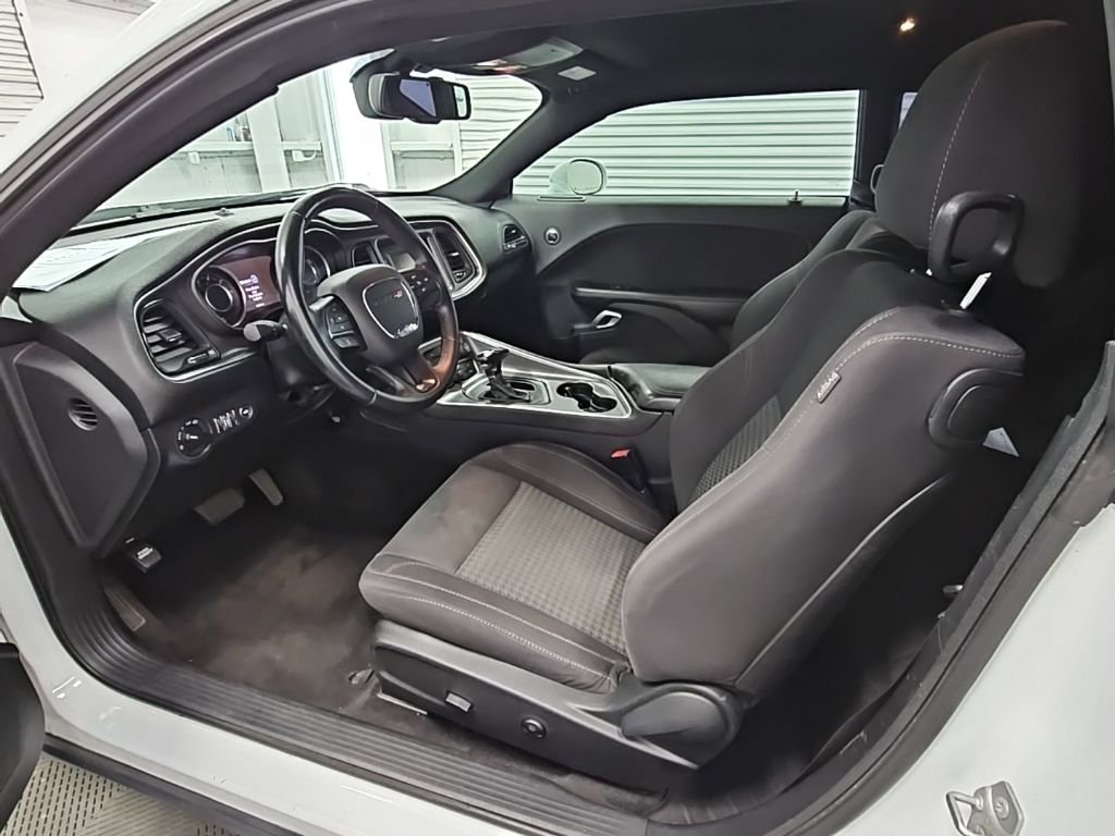 Used 2015 Dodge Challenger SXT image 11
