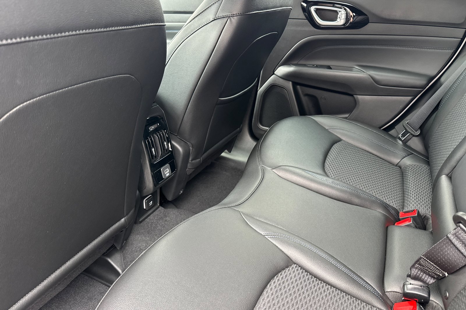 New 2026 Jeep Compass Latitude image 11