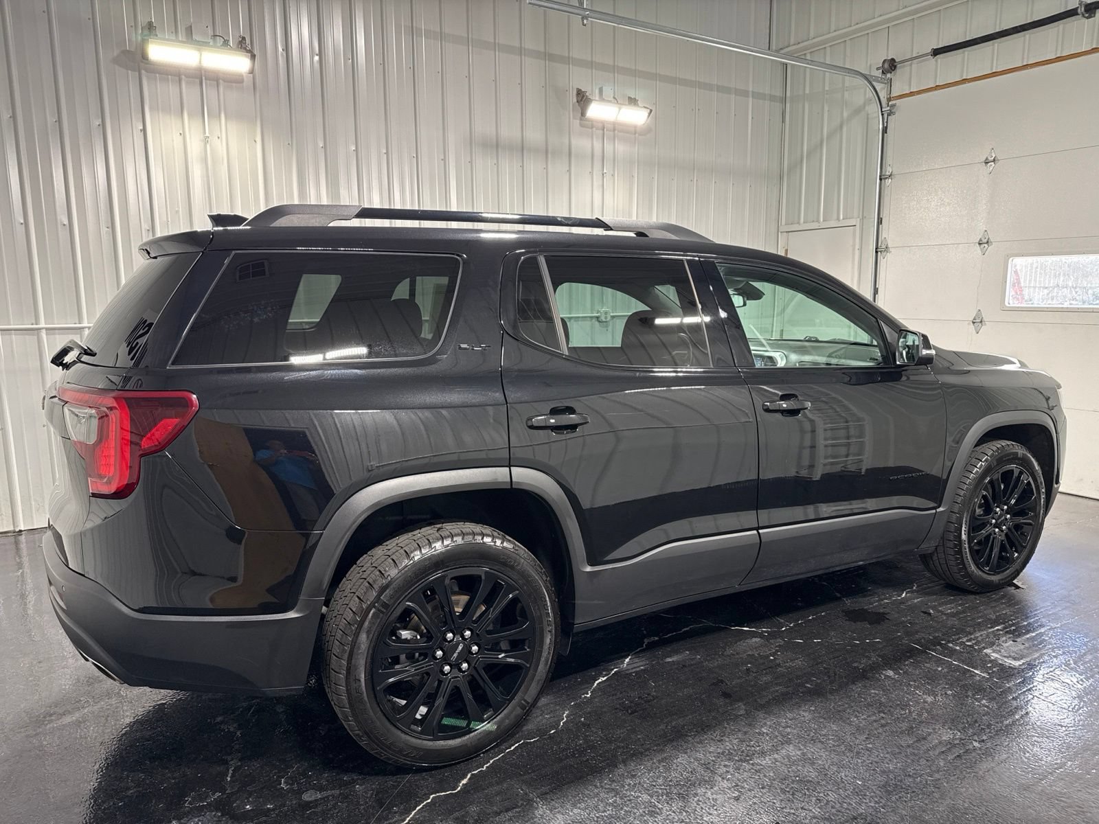Used 2023 GMC Acadia SLT w/ Elevation Edition FWD image 3