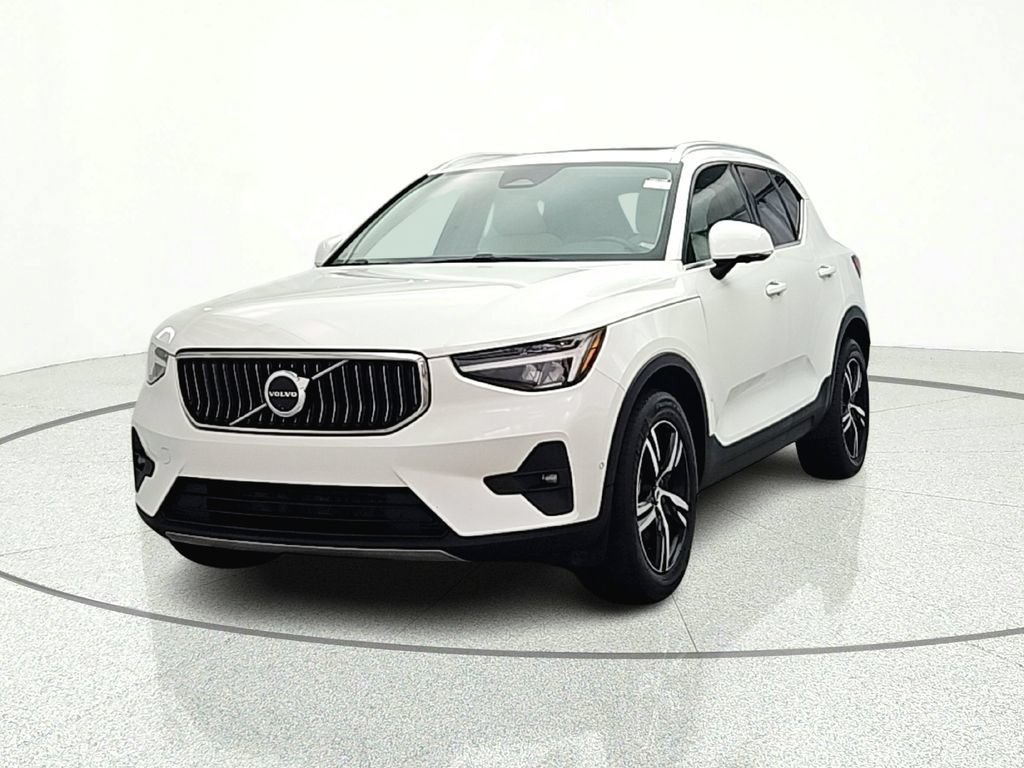 Used 2023 Volvo XC40 B5 Plus AWD/4WD image 2