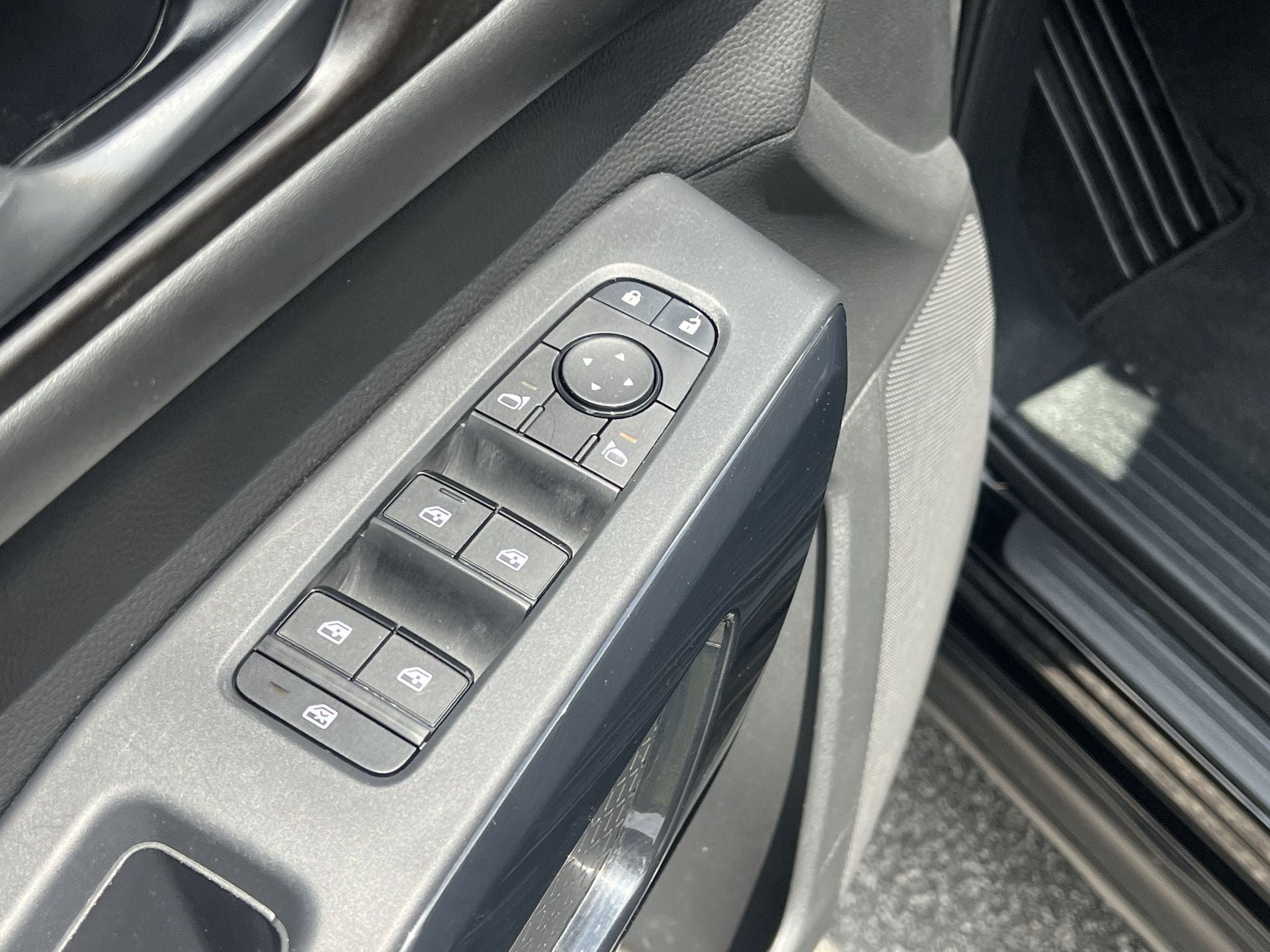 Used 2024 Nissan Pathfinder S FWD image 15