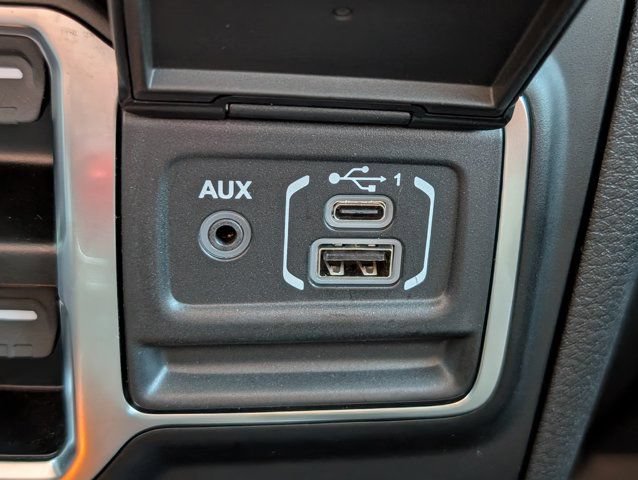 Used 2025 Jeep Gladiator Rubicon w/ Convenience Group AWD/4WD image 19