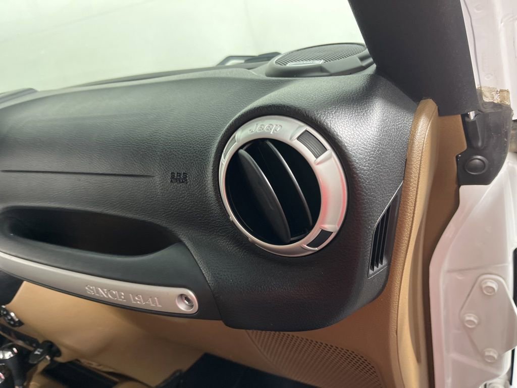 Used 2016 Jeep Wrangler Unlimited Sahara w/ Connectivity Group image 10