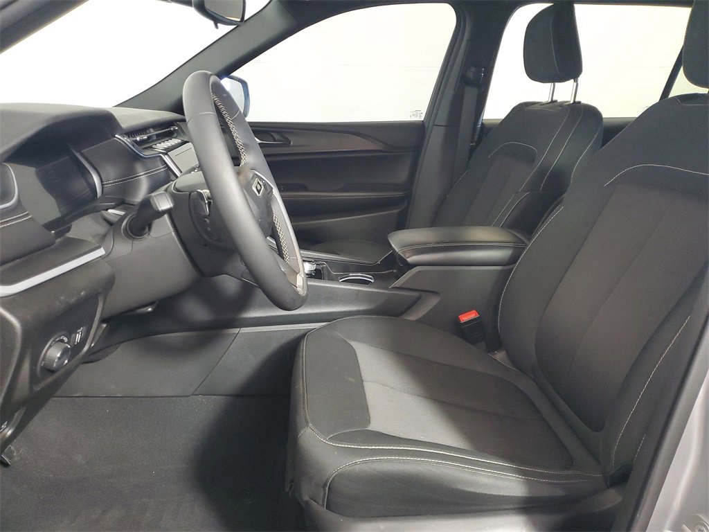 Used 2024 Jeep Grand Cherokee L Laredo image 11