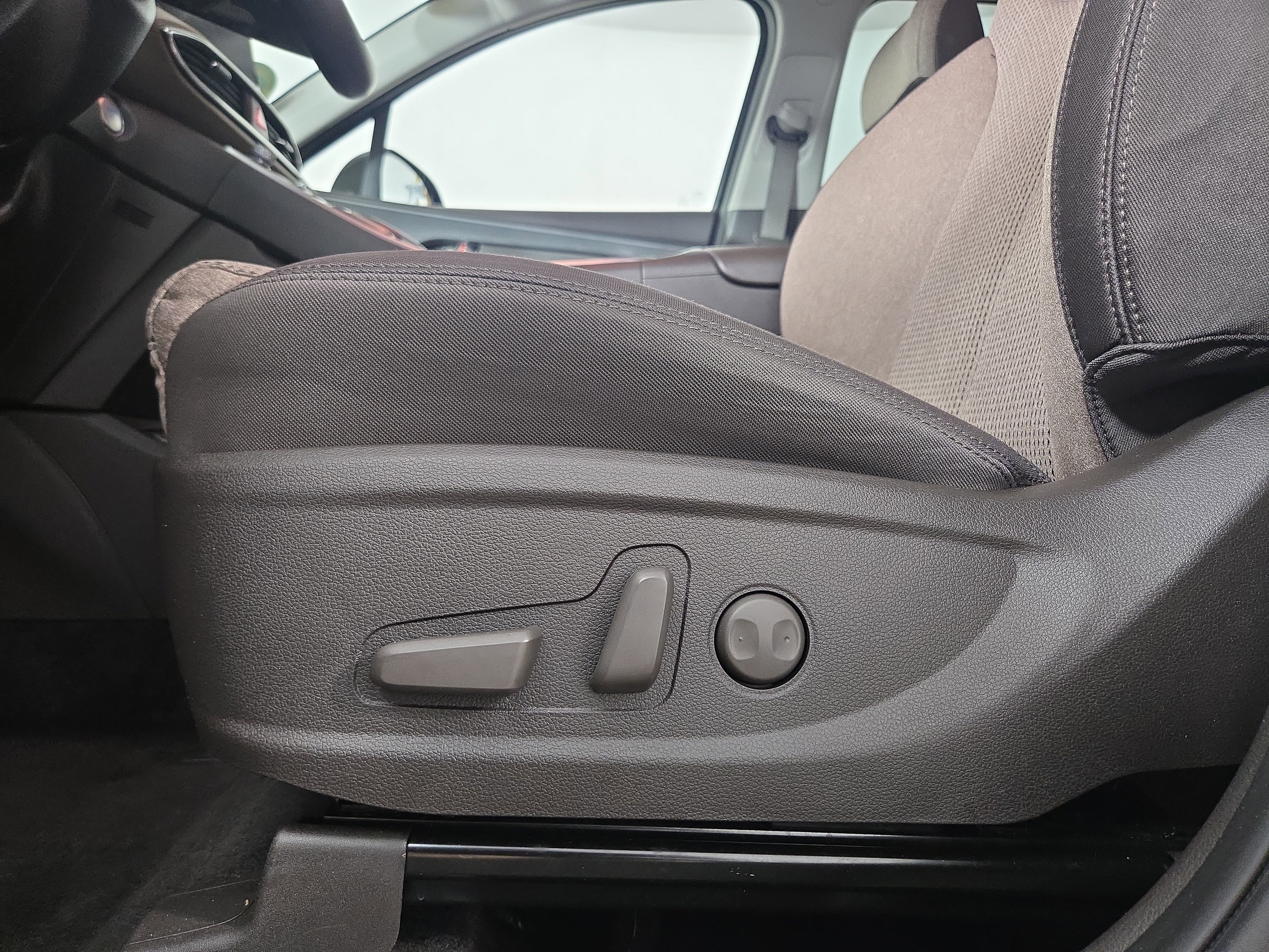 Used 2023 Hyundai Santa Fe SEL Convenience image 33