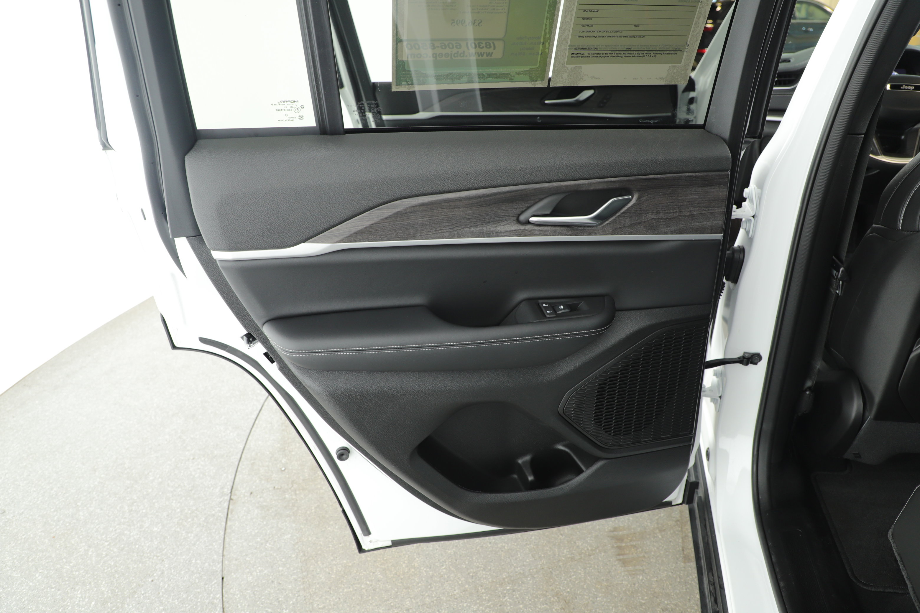 Used 2025 Jeep Grand Cherokee Limited w/ Trailer Tow Package image 8