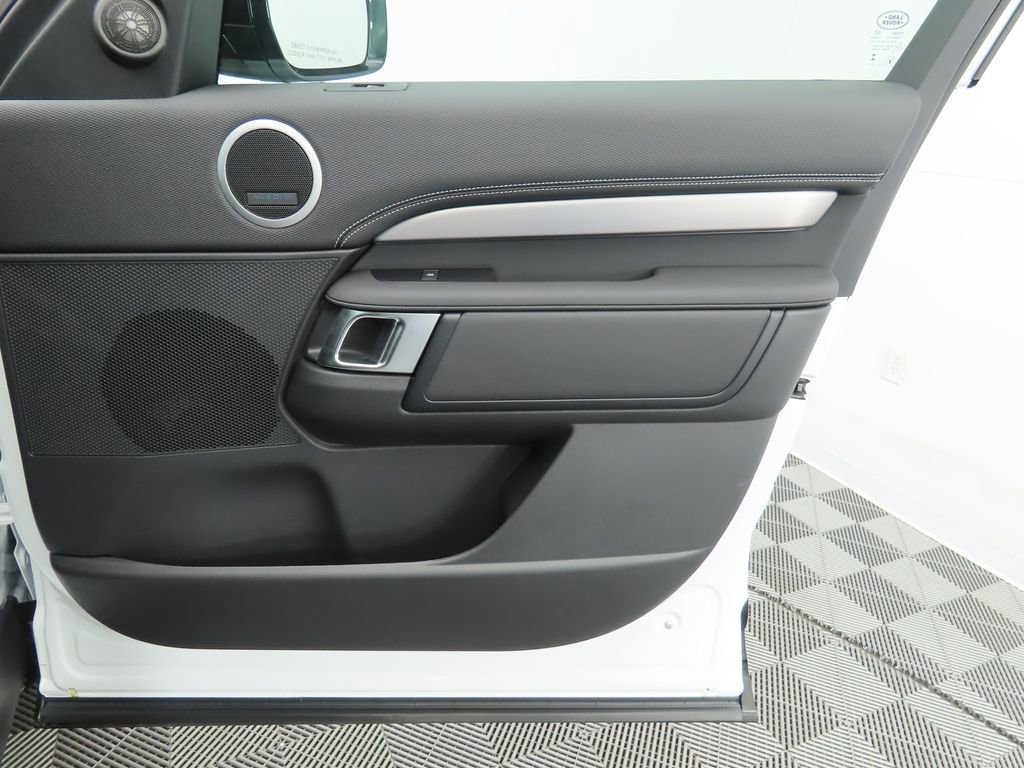 Used 2024 Land Rover Discovery Dynamic SE image 25