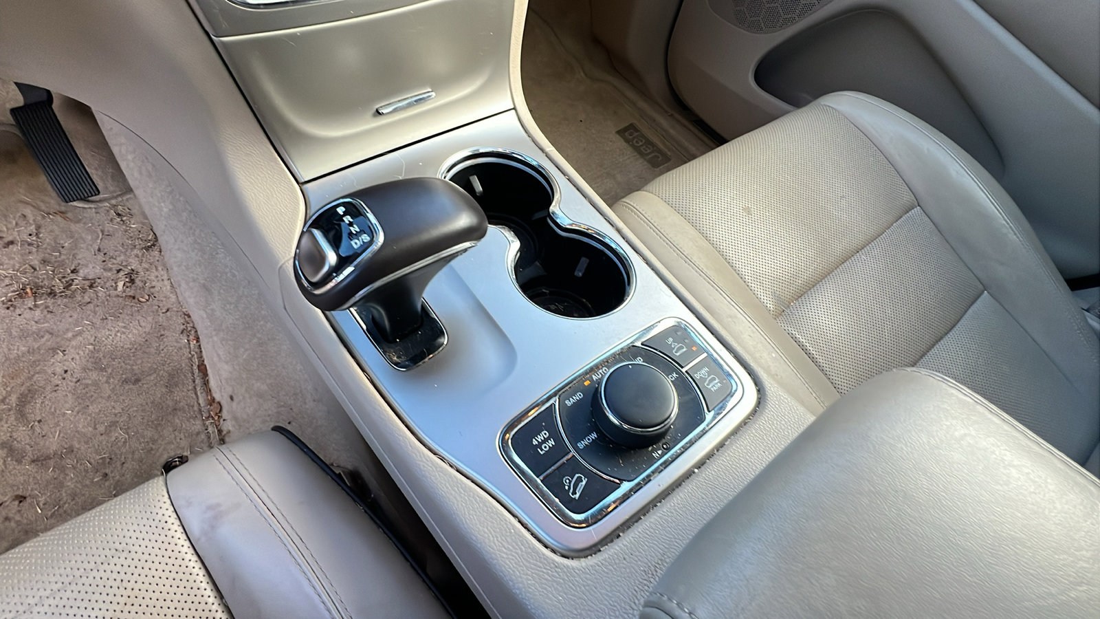 Used 2015 Jeep Grand Cherokee Overland w/ Advanced Technology Group image 29