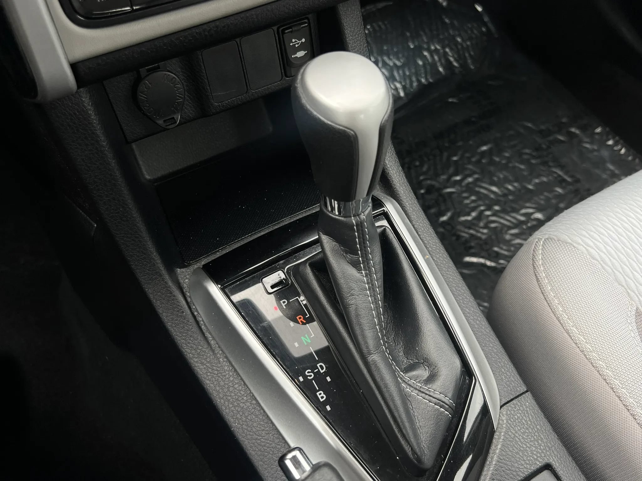 Used 2018 Toyota Corolla LE w/ Body Protection Package FWD image 21