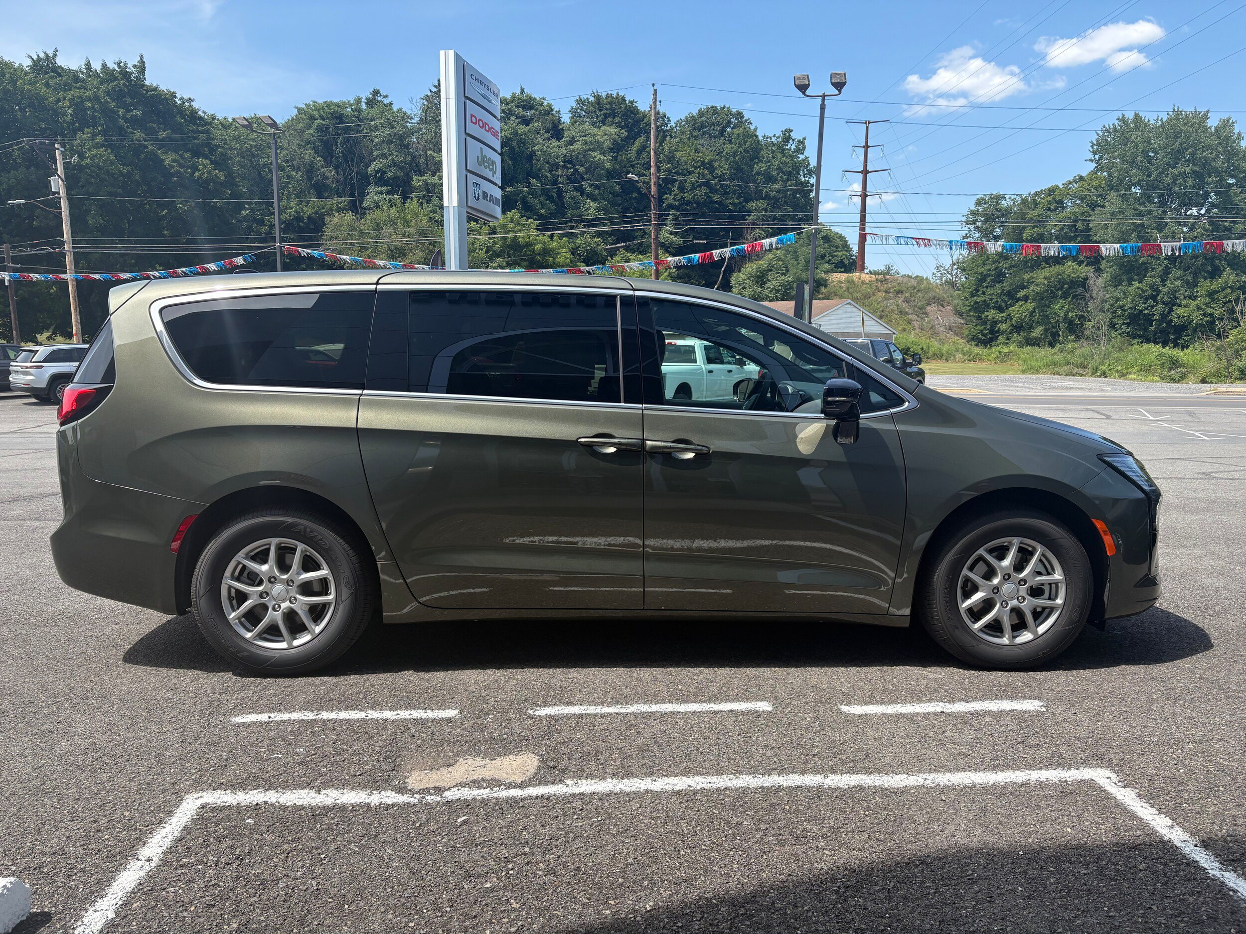 New 2027 Chrysler Pacifica Select FWD image 6