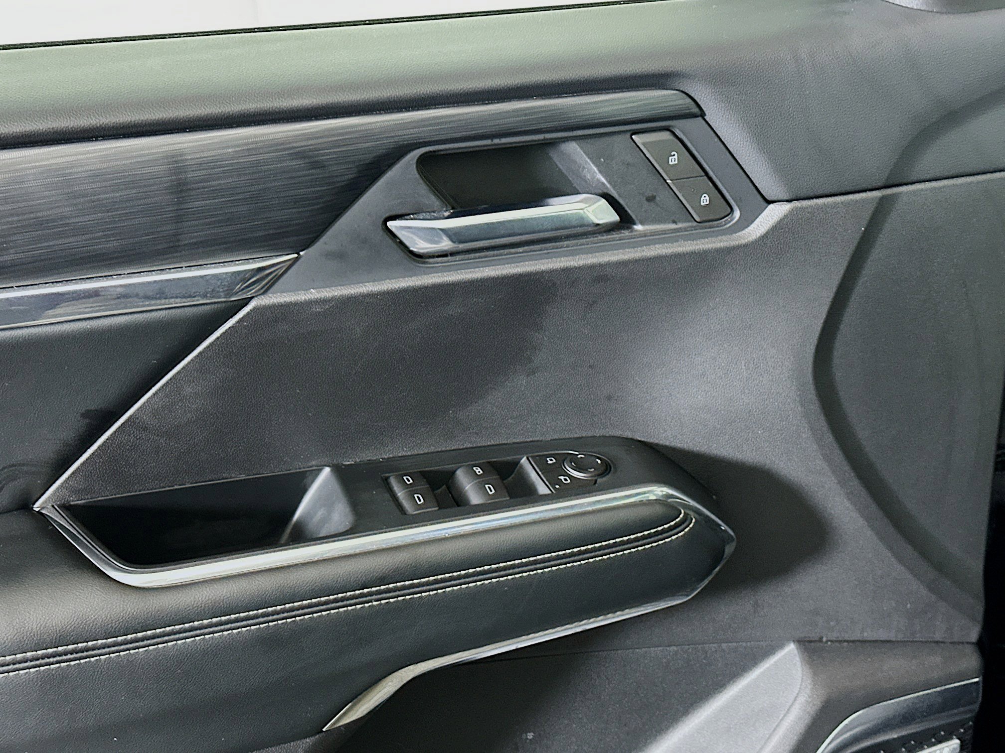 Used 2025 GMC Acadia Elevation image 15