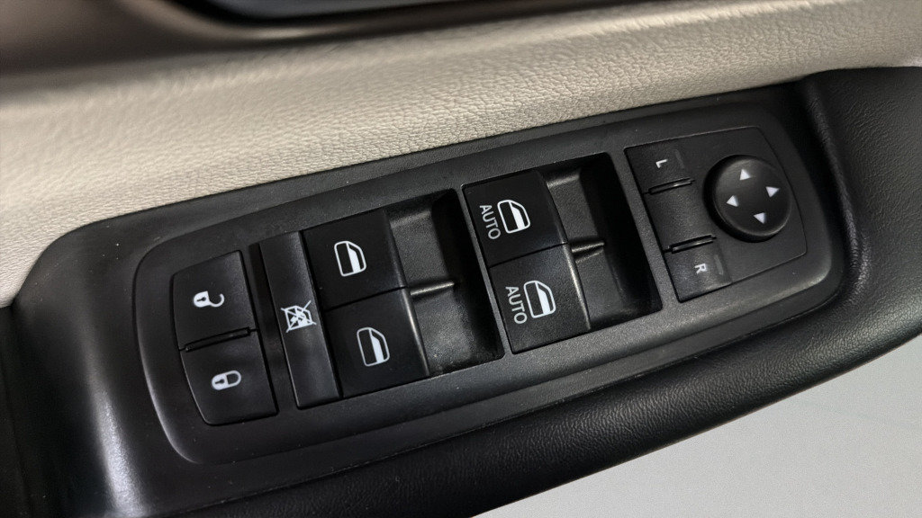 Used 2018 Chrysler Pacifica Touring-L FWD image 15