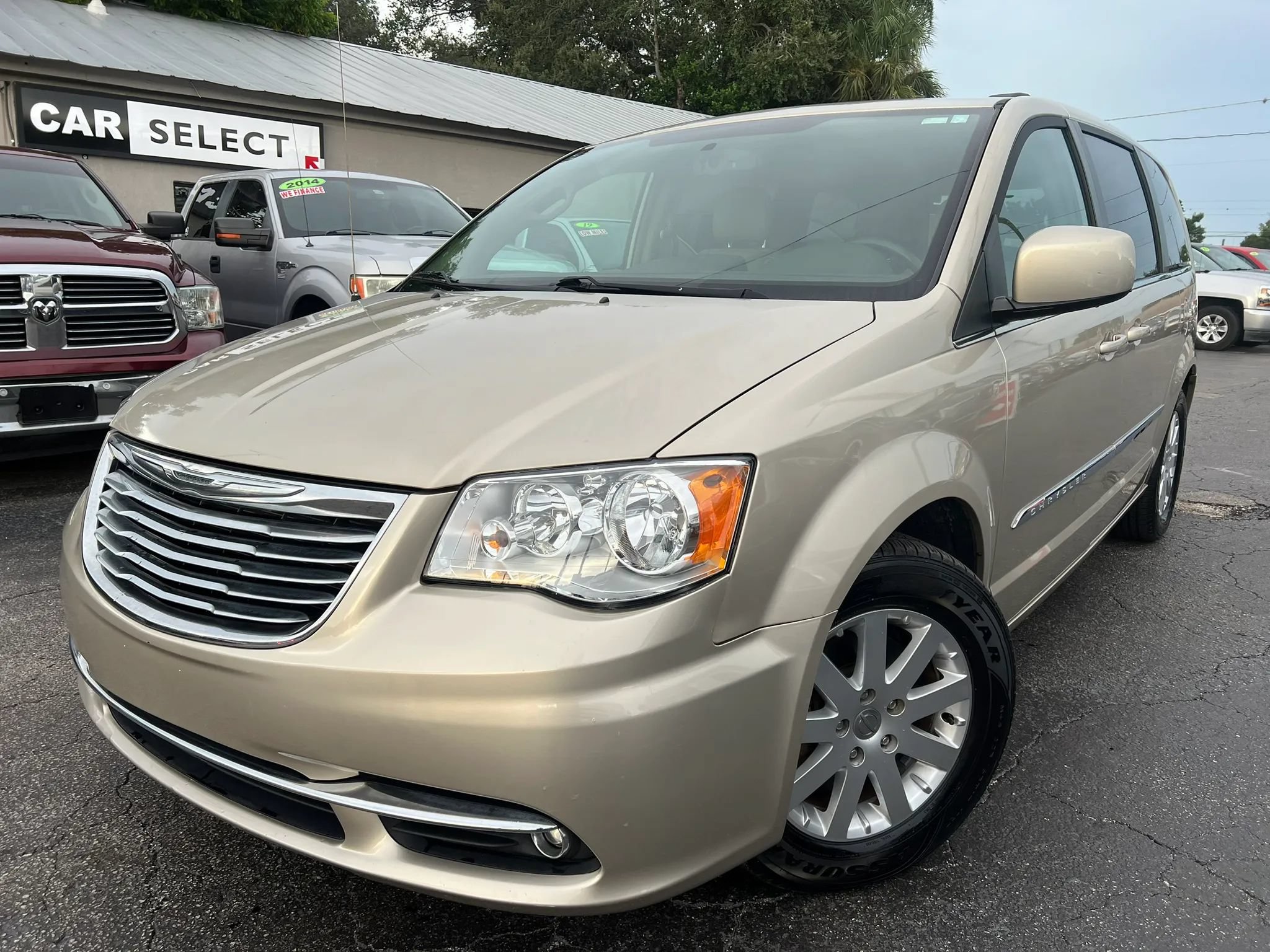Used 2013 Chrysler Town & Country Touring FWD image 1