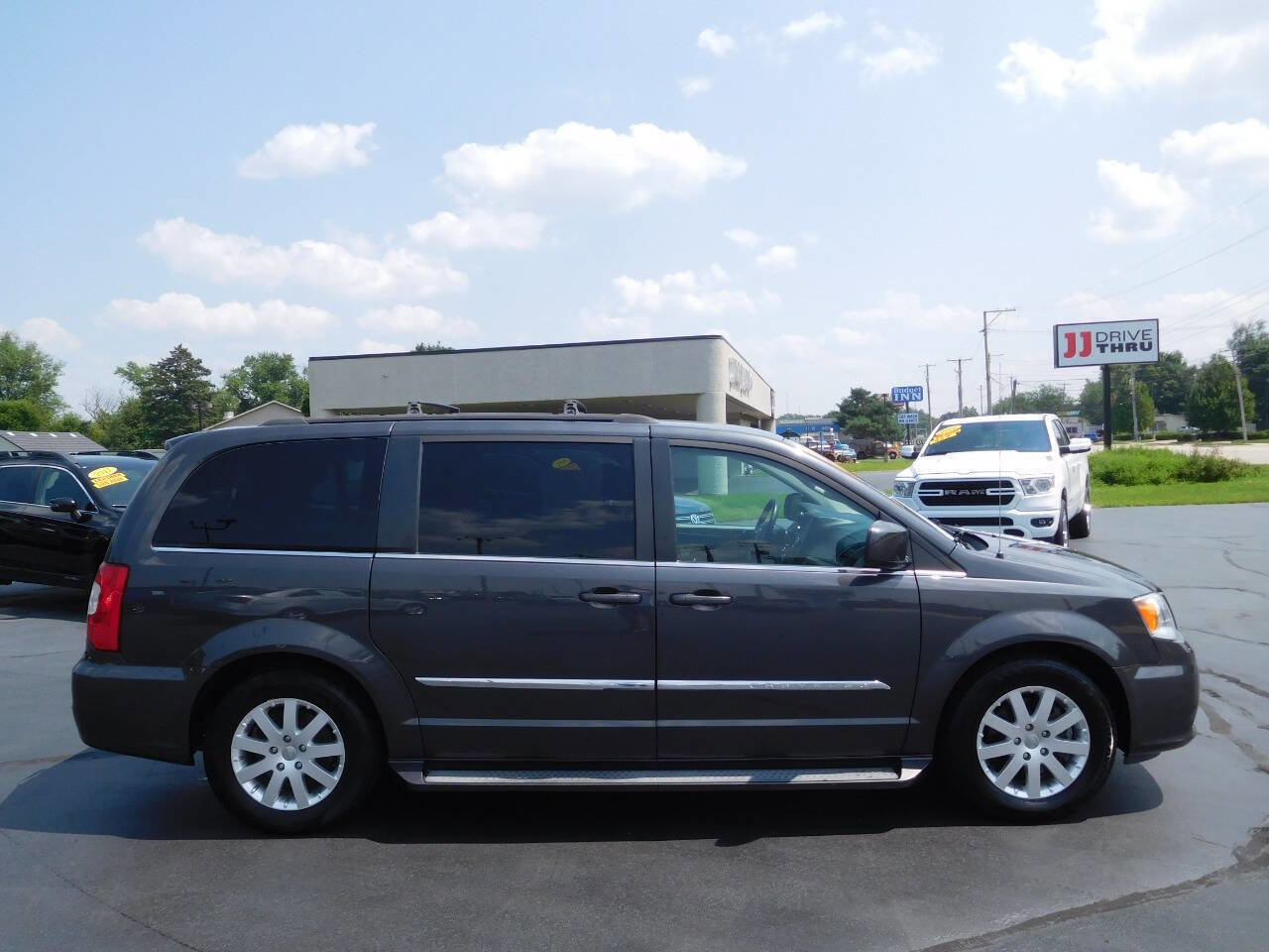 Used 2016 Chrysler Town & Country Touring image 2