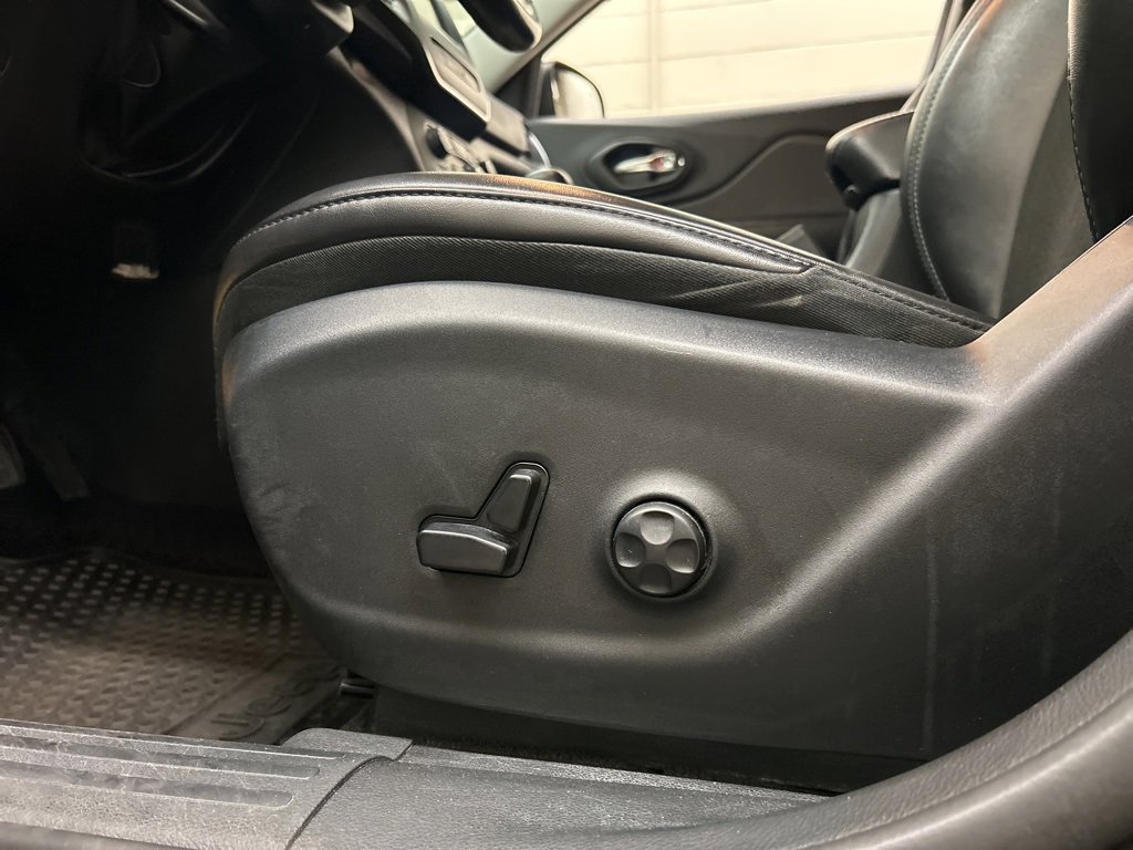 Used 2019 Jeep Cherokee Latitude Plus w/ Comfort/Convenience Group image 28