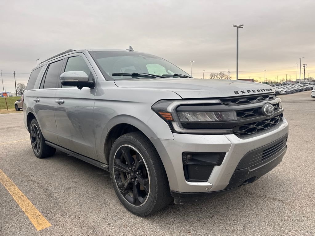 Used 2022 Ford Expedition Limited image 3