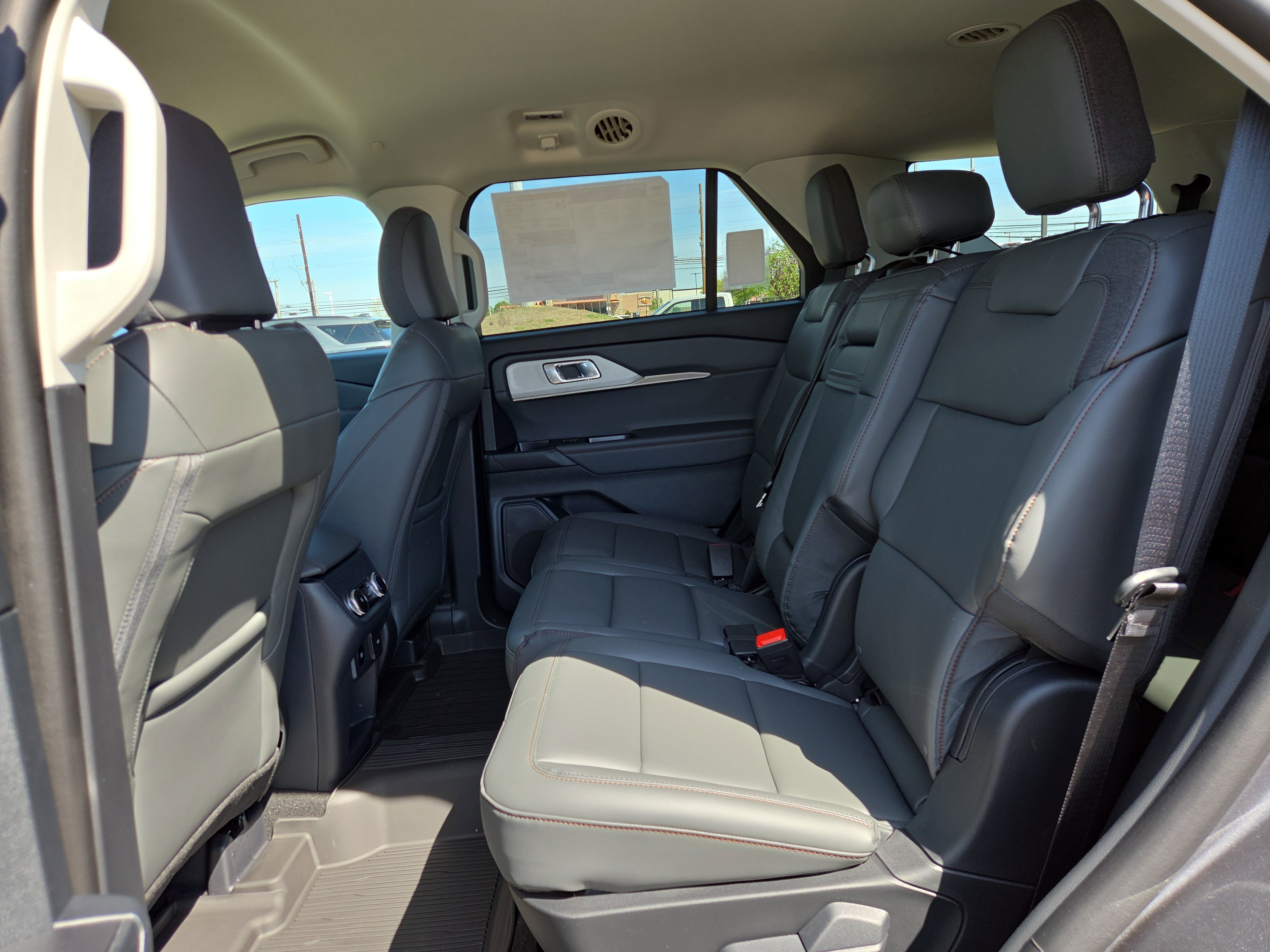 New 2026 Ford Explorer Active RWD image 7