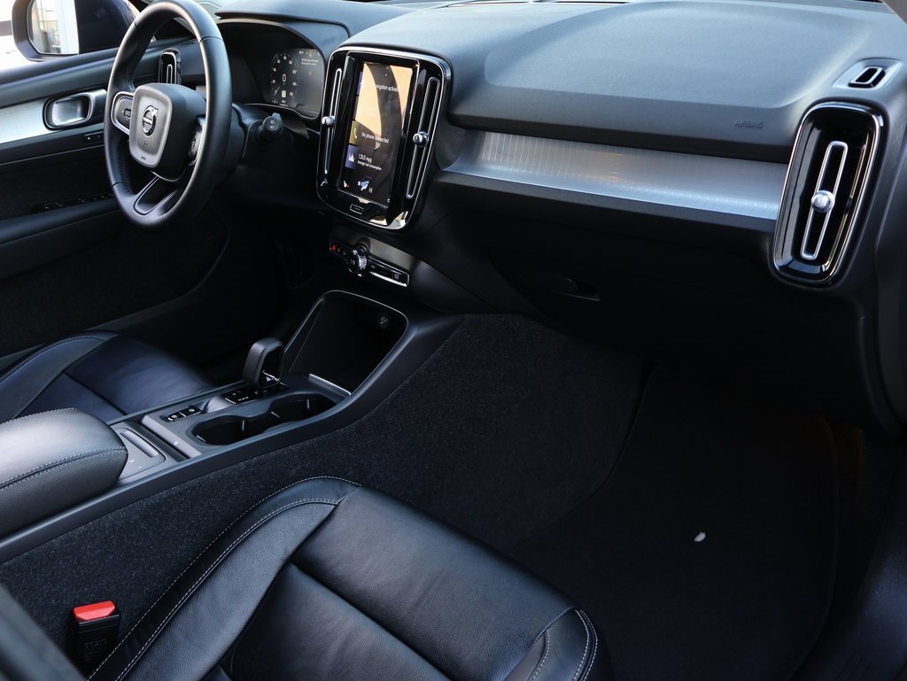 Used 2022 Volvo XC40 T5 Momentum image 10