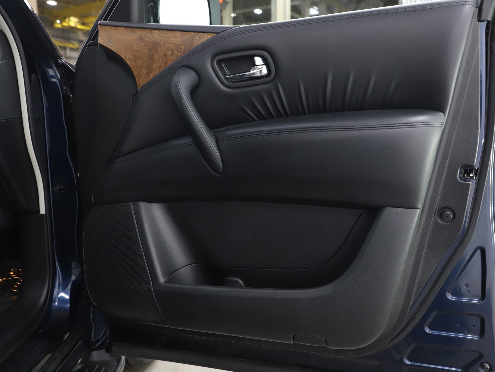 Used 2023 Nissan Armada SL w/ Captain's Chairs Package image 9