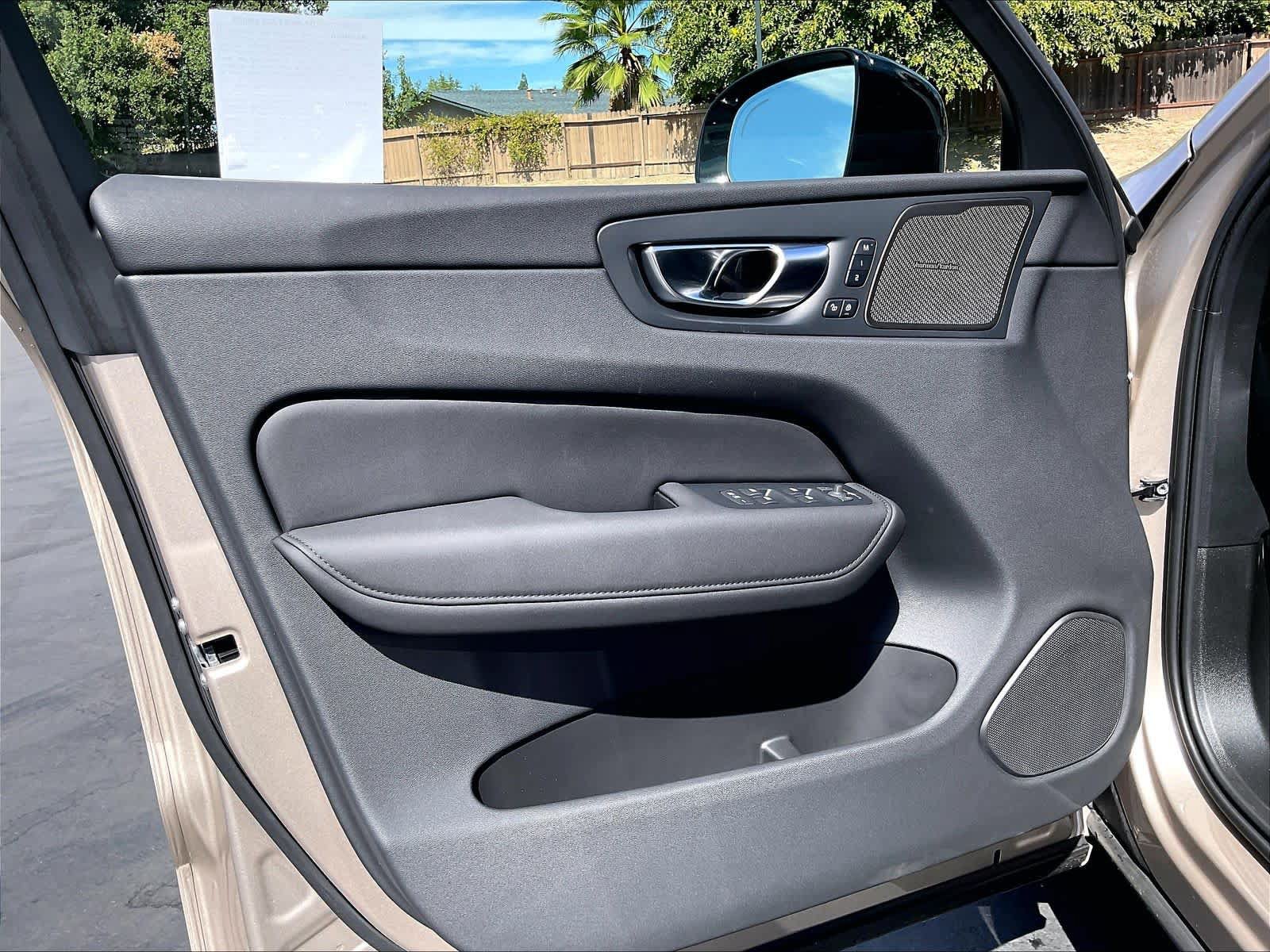 New 2027 Volvo XC60 T8 Plus AWD/4WD image 24