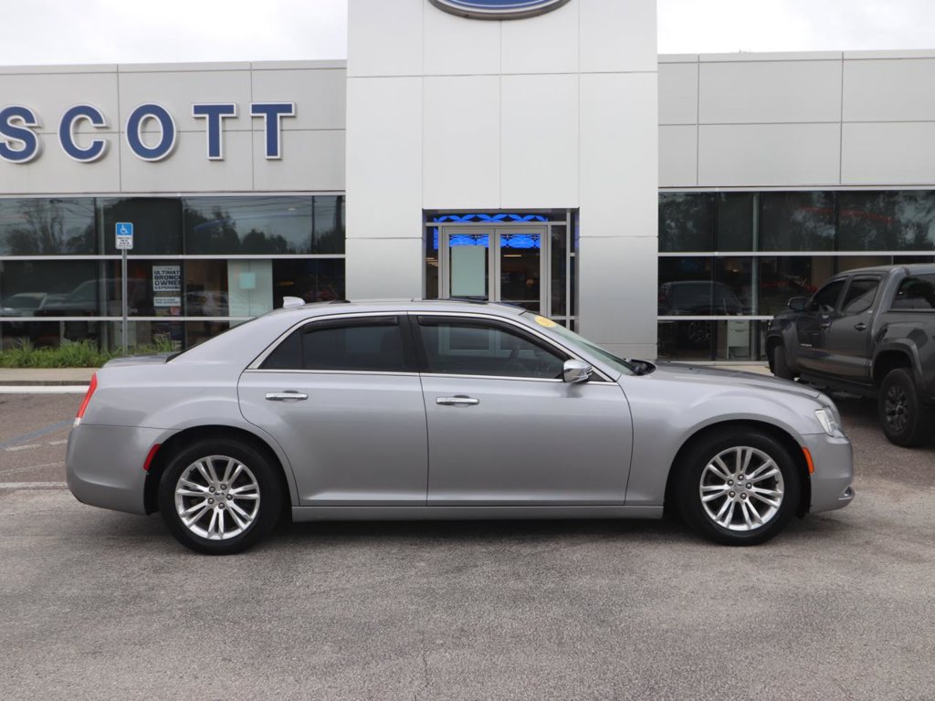 Used 2017 Chrysler 300 C RWD image 16