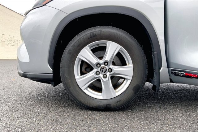Used 2022 Toyota Highlander LE AWD/4WD image 8