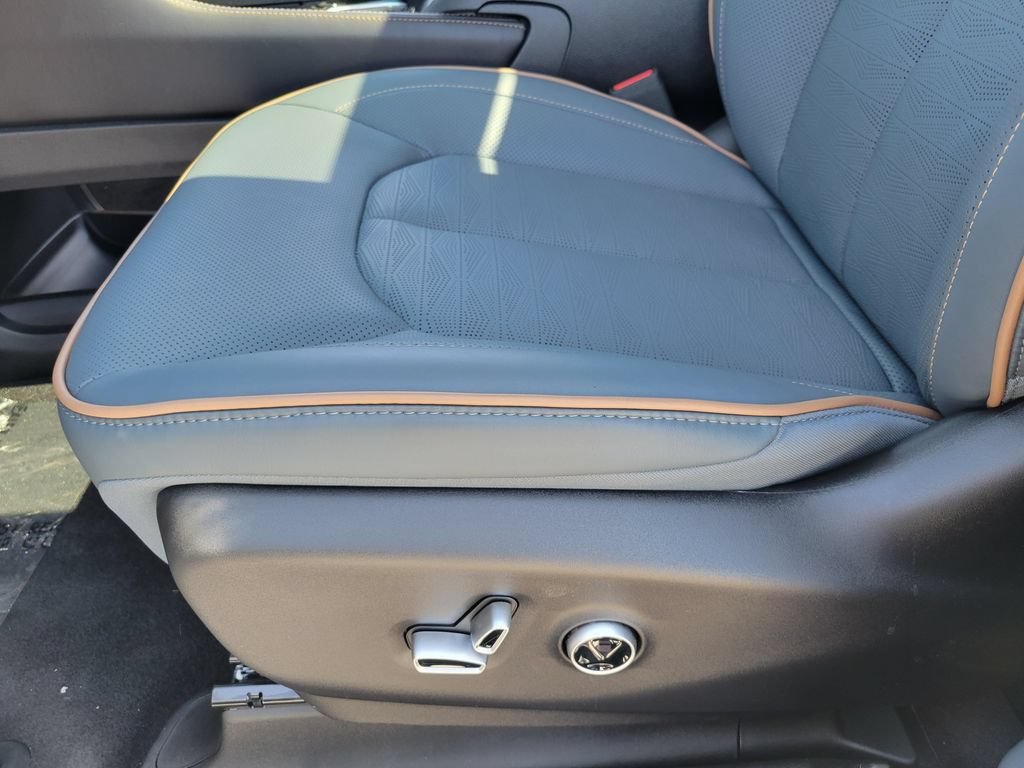 New 2027 Chrysler Pacifica Pinnacle w/ Theater Group AWD/4WD image 18