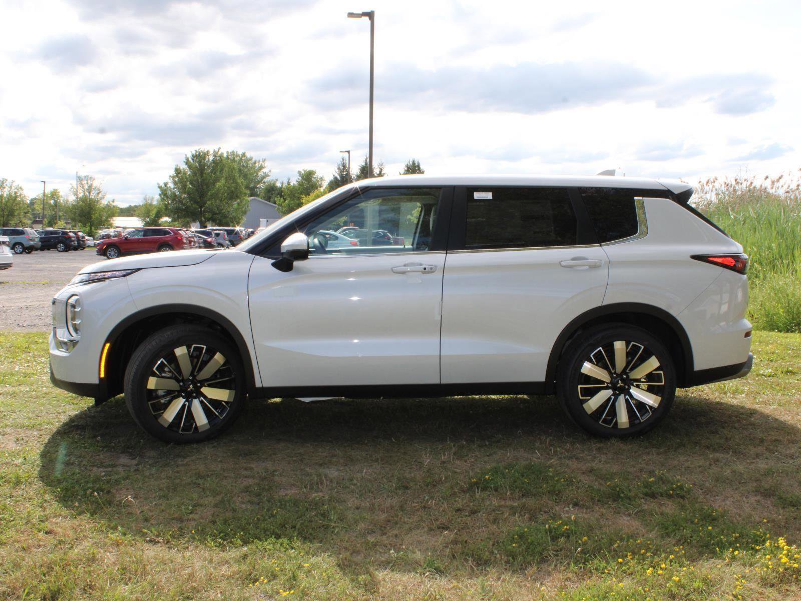 New 2025 Mitsubishi Outlander SE image 6