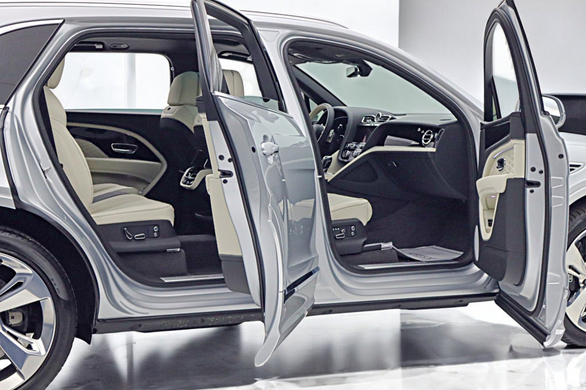 Used 2024 Bentley Bentayga Extended Wheelbase image 13