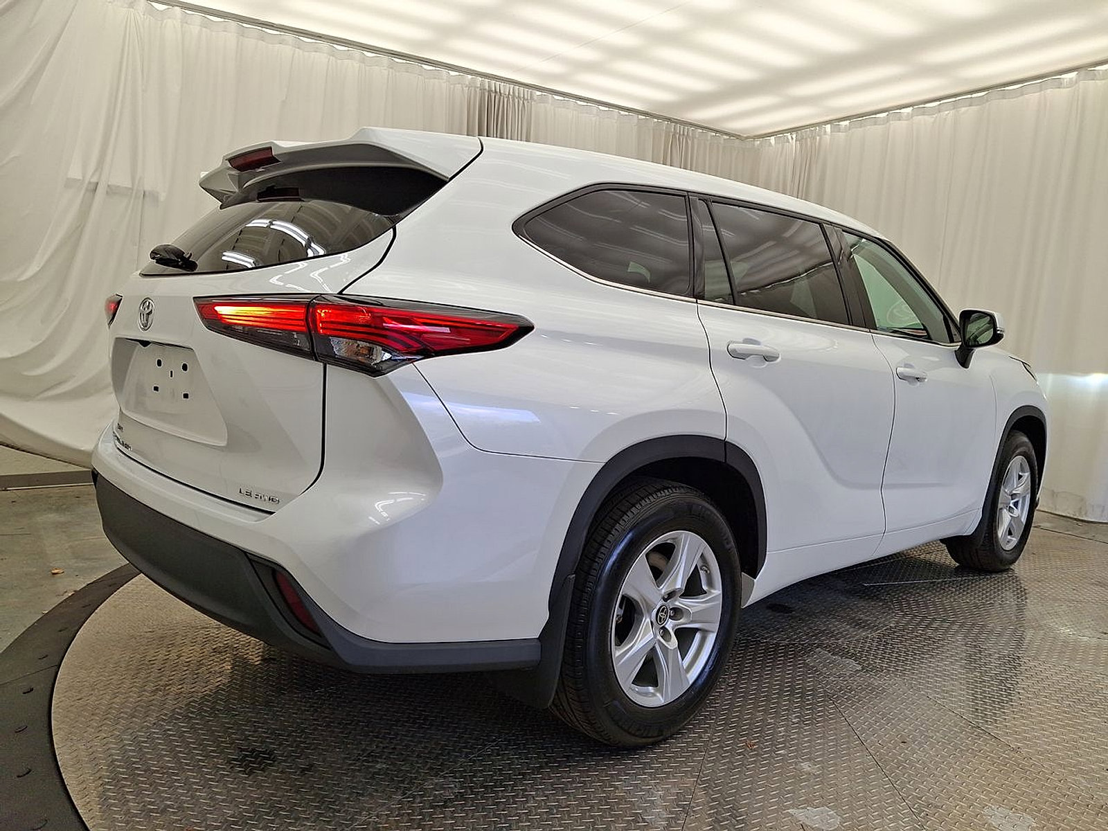 Used 2022 Toyota Highlander LE AWD/4WD image 24