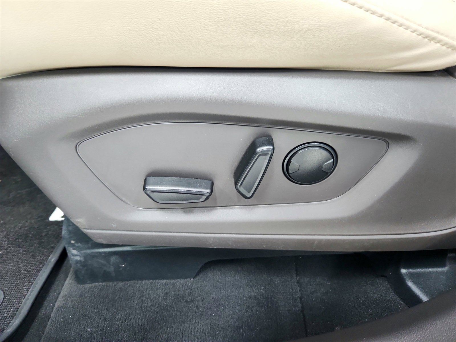 Used 2023 Ford Explorer Platinum w/ Technology Package image 20