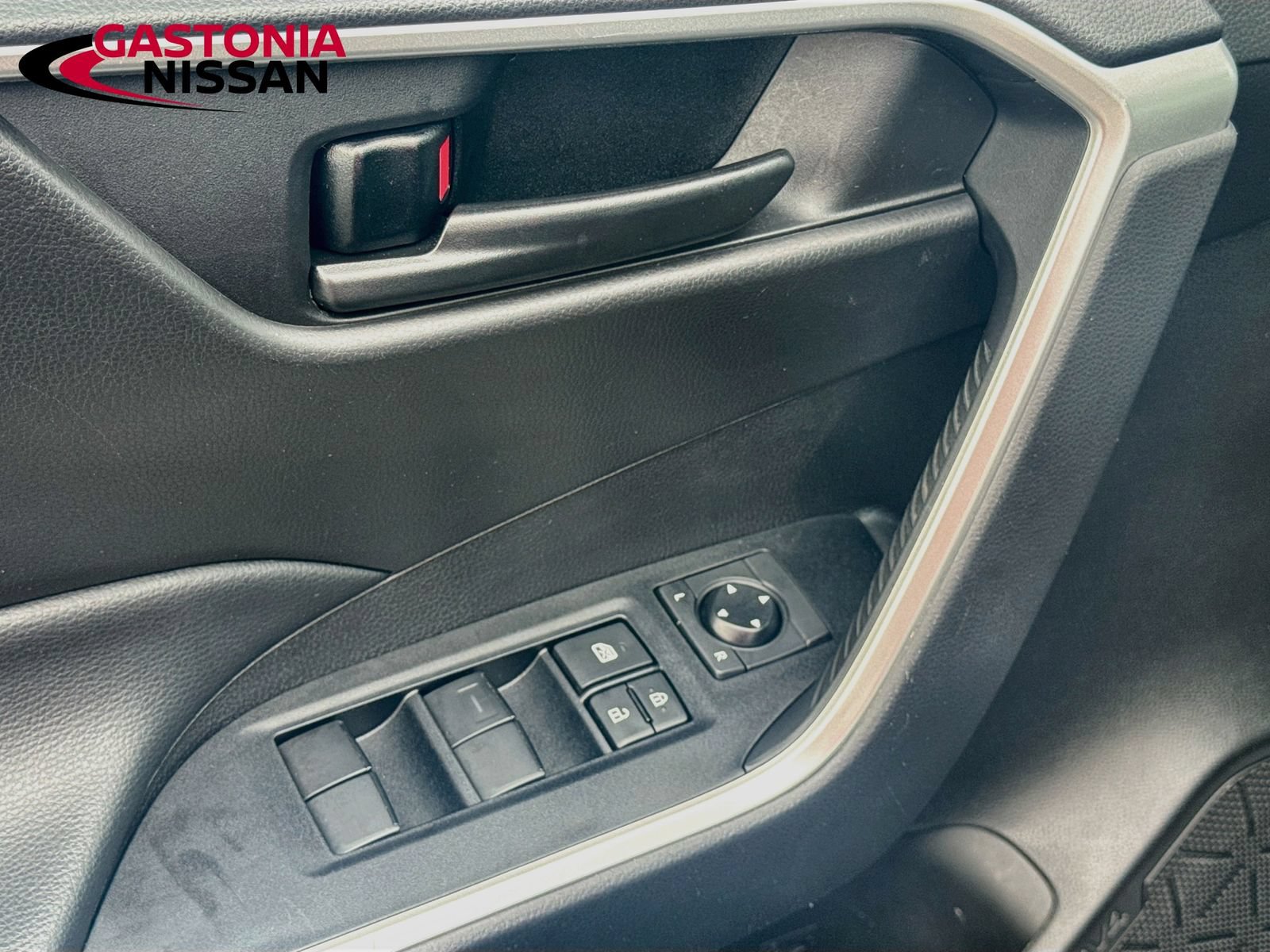 Used 2022 Toyota RAV4 LE AWD/4WD image 23