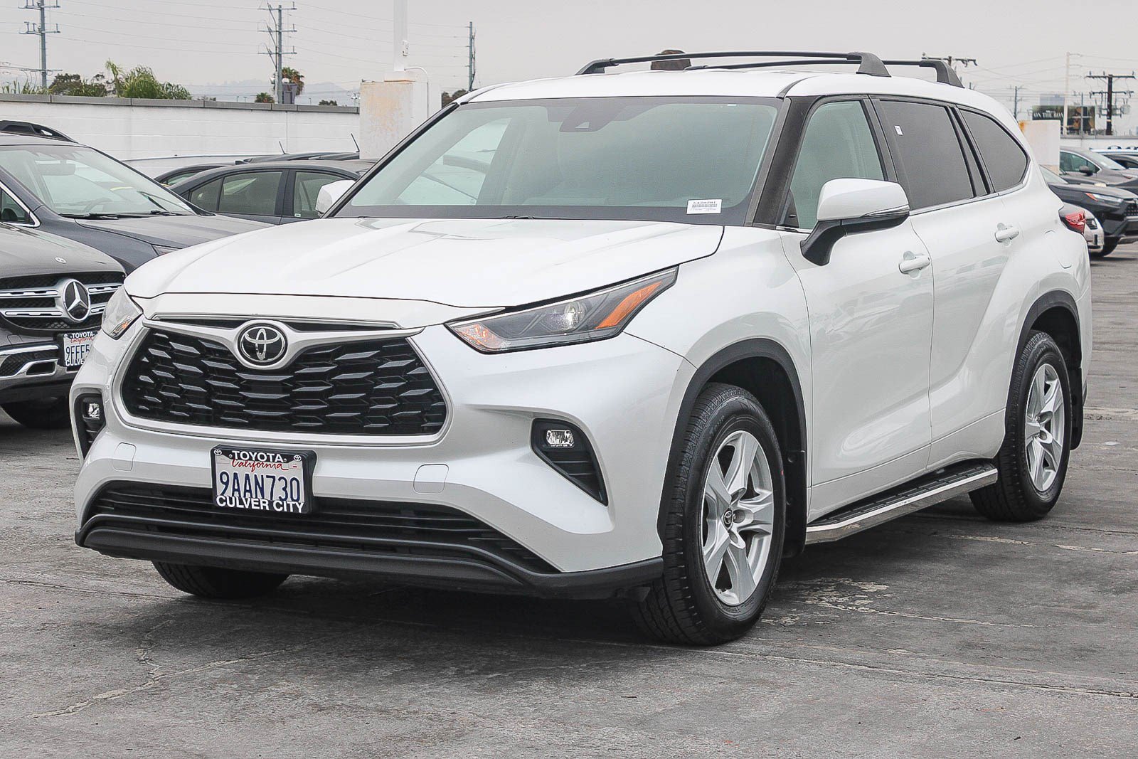 Used 2022 Toyota Highlander LE FWD image 3