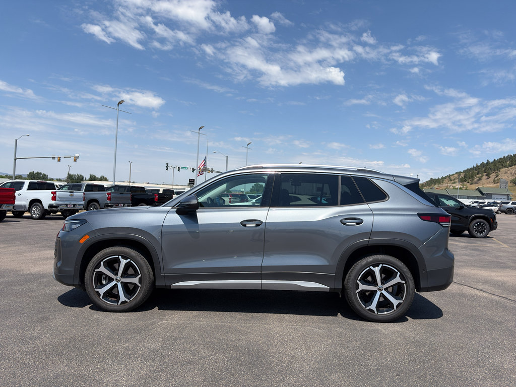Used 2026 Volkswagen Tiguan SE AWD/4WD image 2