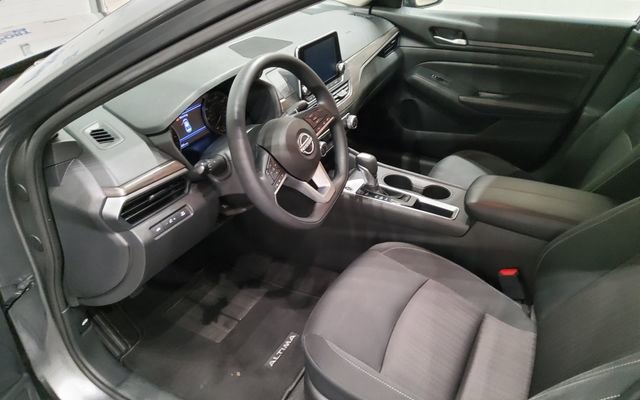 Used 2025 Nissan Altima 2.5 SV FWD image 12