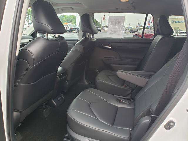 Used 2024 Toyota Highlander XLE AWD/4WD image 13