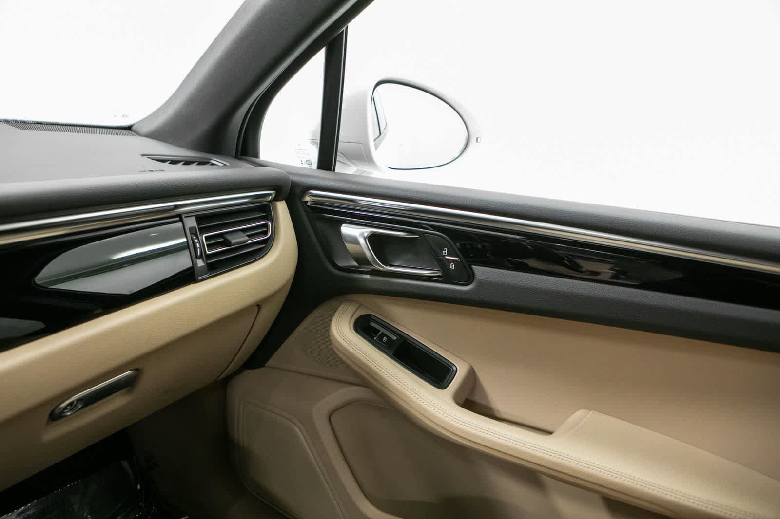Certified 2024 Porsche Macan AWD/4WD image 30
