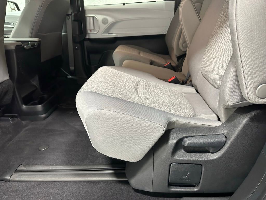 Used 2025 Toyota Sienna LE image 45