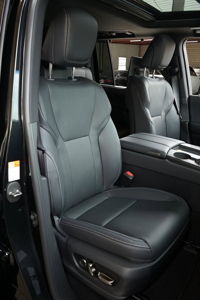 Used 2025 Lexus LX 600 4WD w/ Luxury Package image 10