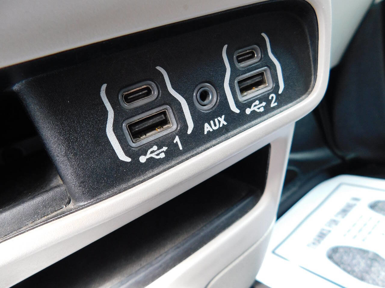 Used 2022 Chrysler Voyager LX image 37