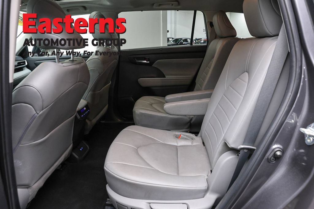 Used 2022 Toyota Highlander XLE AWD/4WD image 21