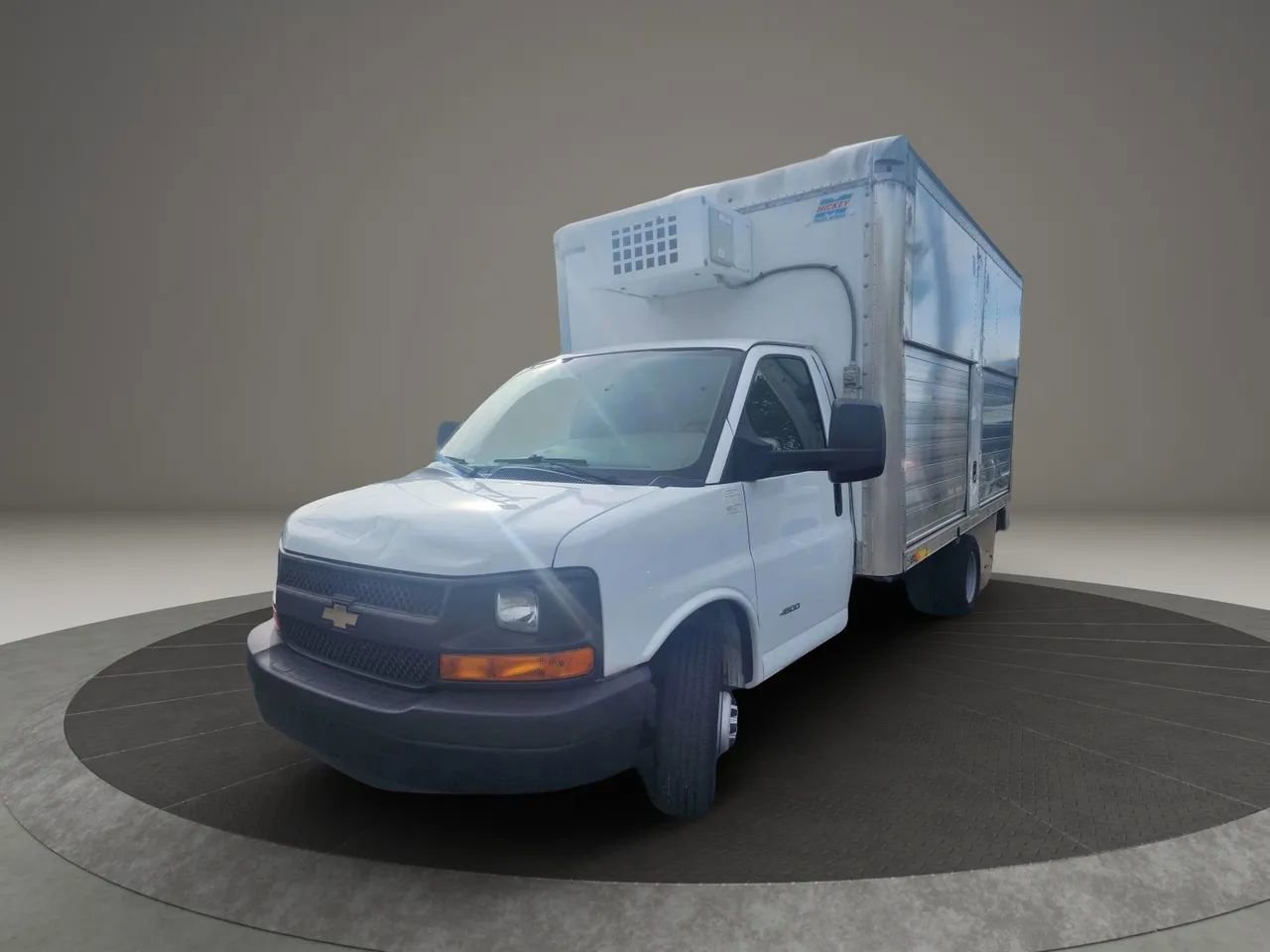 Used 2016 Chevrolet Express 4500 image 2