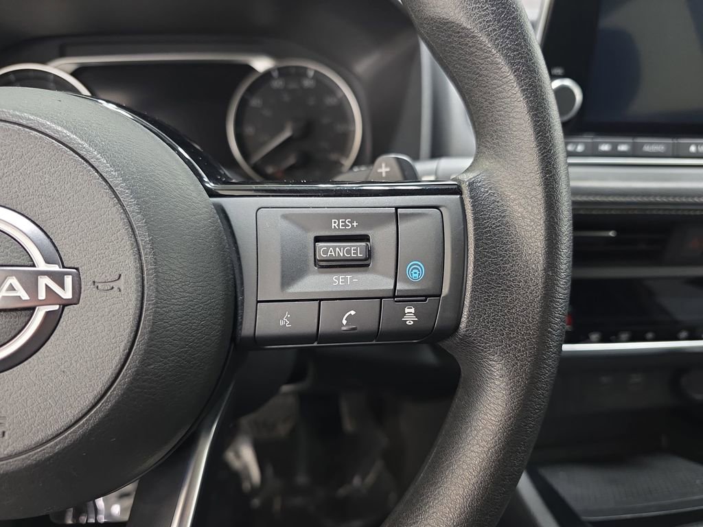 Used 2023 Nissan Rogue SV image 18