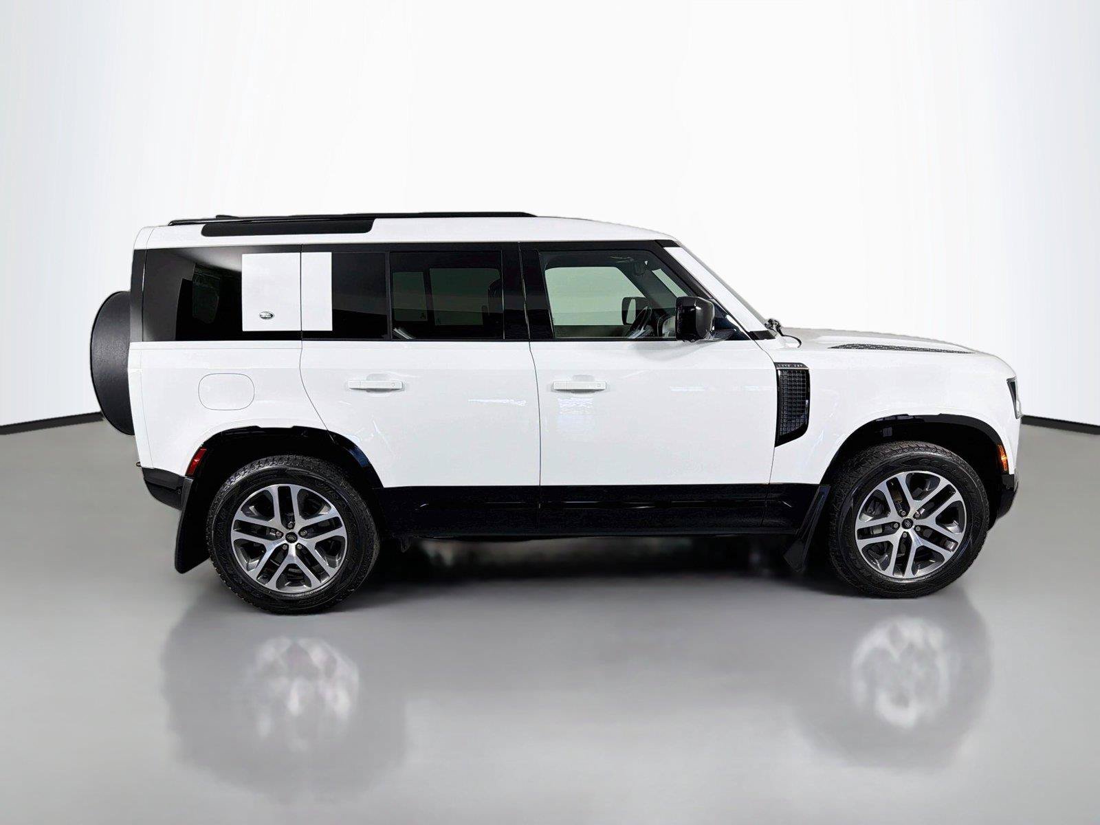 Used 2022 Land Rover Defender 110 X-Dynamic SE AWD/4WD image 4