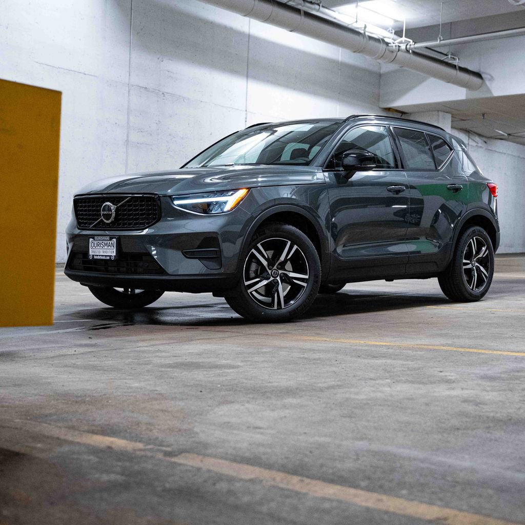 New 2026 Volvo XC40 B5 Core AWD/4WD image 1