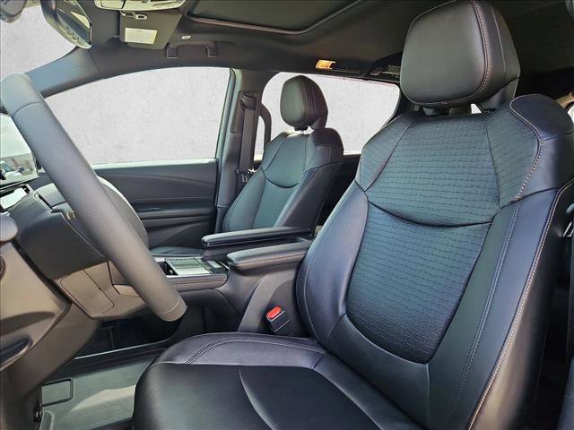 Used 2025 Toyota Sienna XLE Woodland Edition AWD/4WD image 17