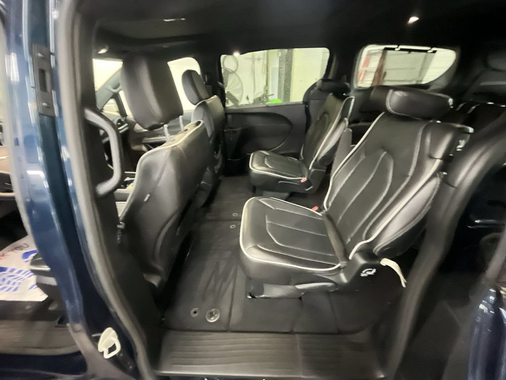 Used 2025 Chrysler Pacifica Limited FWD image 23